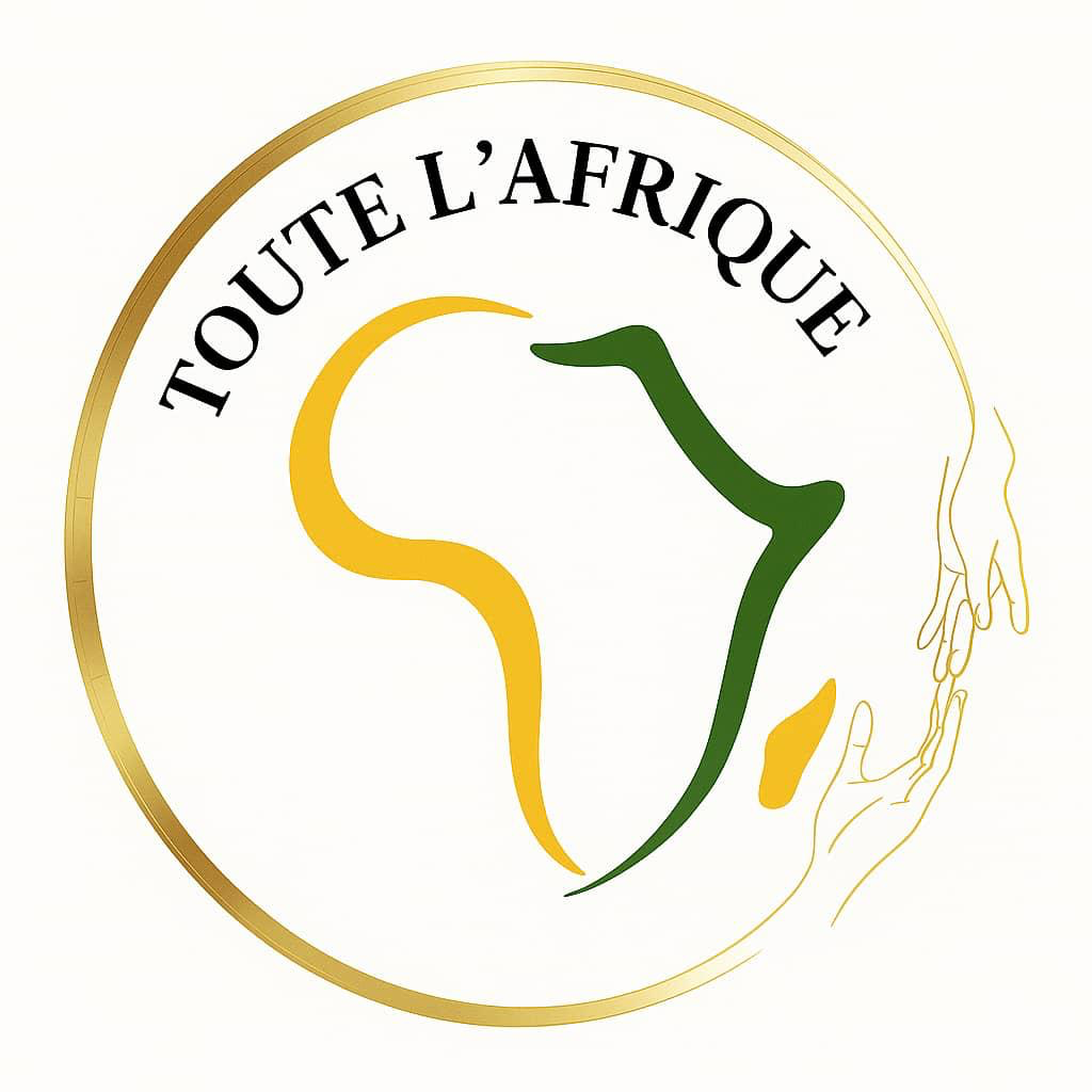 Logo TOUTE L’AFRIQUE : la carte de l’Afrique en vert et jaune dans un cercle doré, avec deux mains